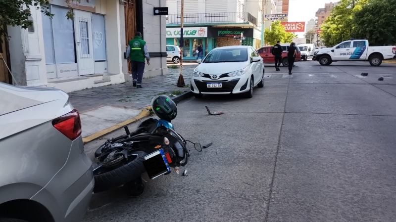 Motociclista salv� su vida de milagro en un accidente